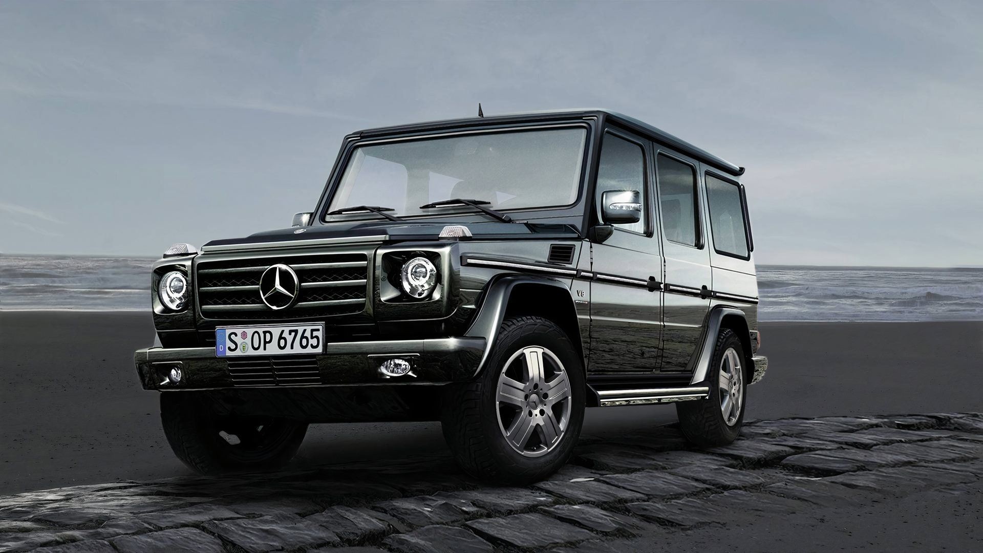 Mercedes-Benz G-Class 2010 Front View