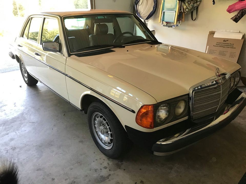 Front view of a light ivory Mercedes-Benz W123 300D Turbo, showcasing its classic design.